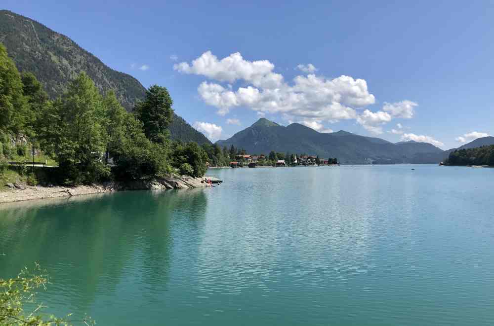 Am Ufer des Walchensees kann man gut E-biken