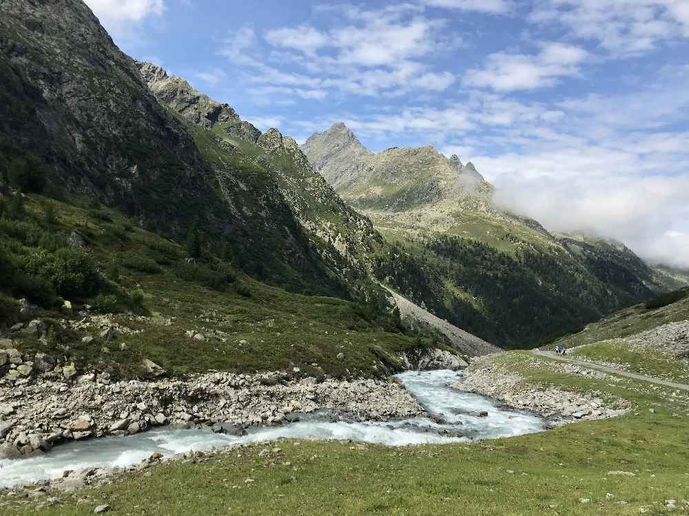 Beim E-Biken im Ötztal in Tirol die schönen Berge und die Flüsse sehen